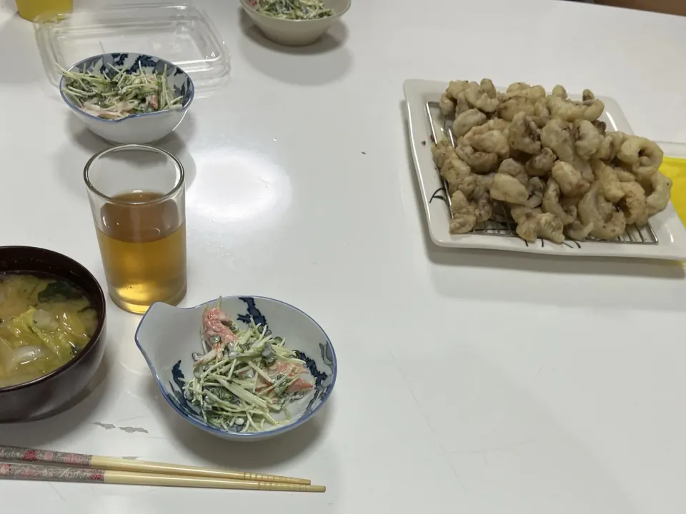 Snapdishの料理写真:晩御飯☆イカのフリット☆サラダ（カニカマ・貝割れ大根）☆みそ汁（白菜・しめじ・小松菜）|Saharaさん