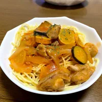 Snapdishの料理写真:鶏肉とズッキーニのトマト煮パスタ|SORATOさん