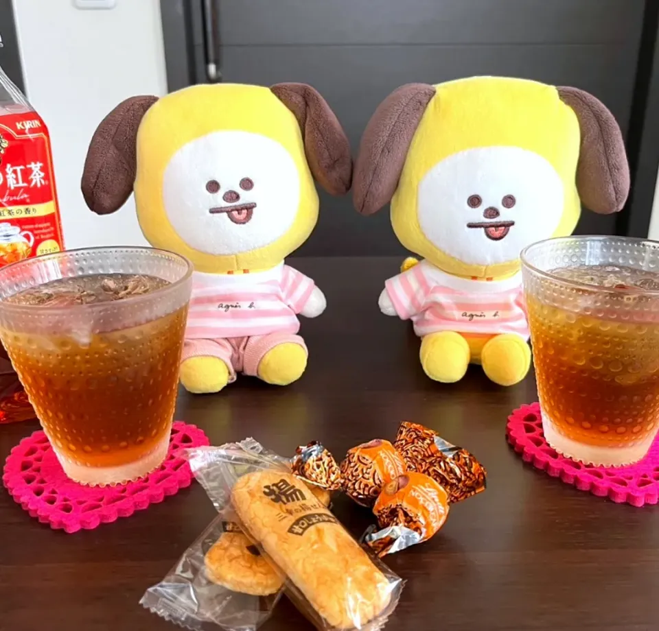 Snapdishの料理写真:お菓子AM
リンドール&煎餅　午後ティー|emiさん