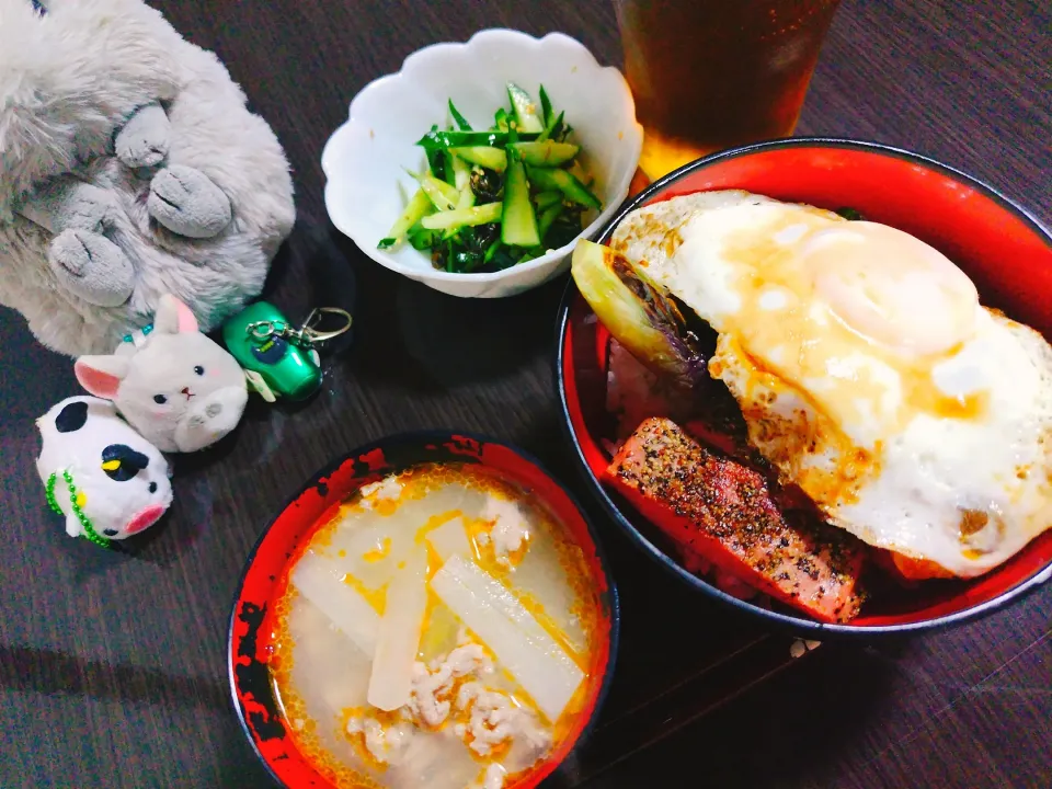 夏野菜とハムエッグ丼、大根とひき肉の酸っぱ辛いスープ、塩昆布きゅうり|サトリさん