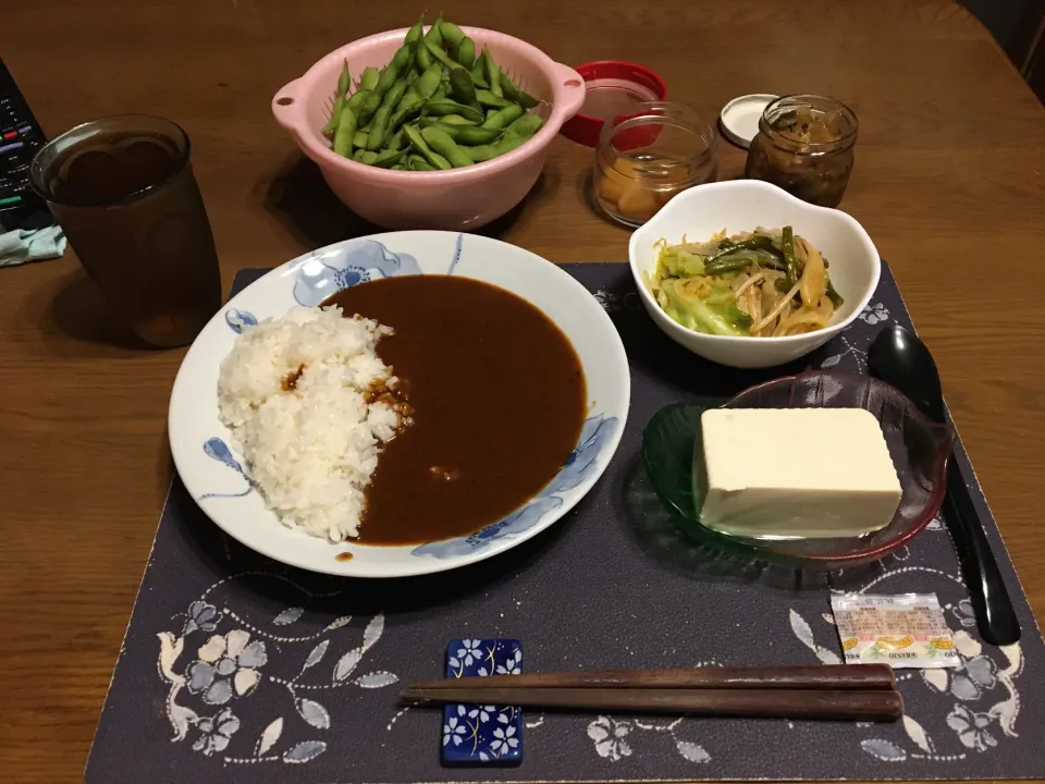 カレーライス、肉野菜炒め、冷奴、枝豆、沢庵、六条麦茶、バニラアイスクリーム(夕飯)|enarinさん