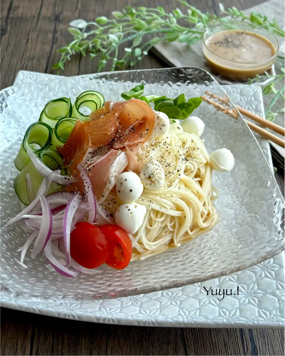 生ハムとモッツァレラの黒胡椒クリームつゆそうめん|ゆーこどんさん