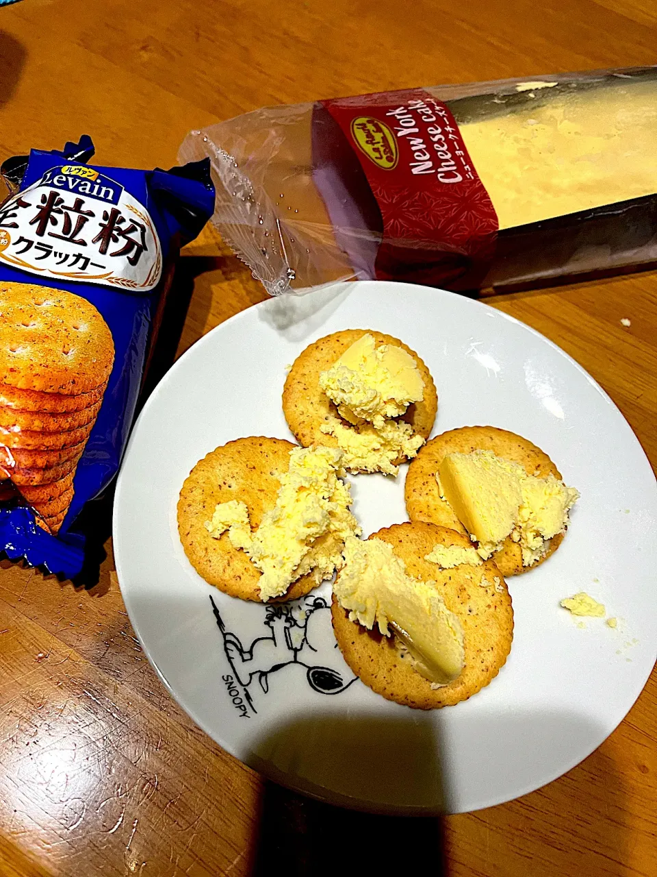 Snapdishの料理写真:ドラマ セイレーンの懺悔 を観ながら #夜おやつ　NYチーズケーキon the全粒粉クラッカー|ms903さん