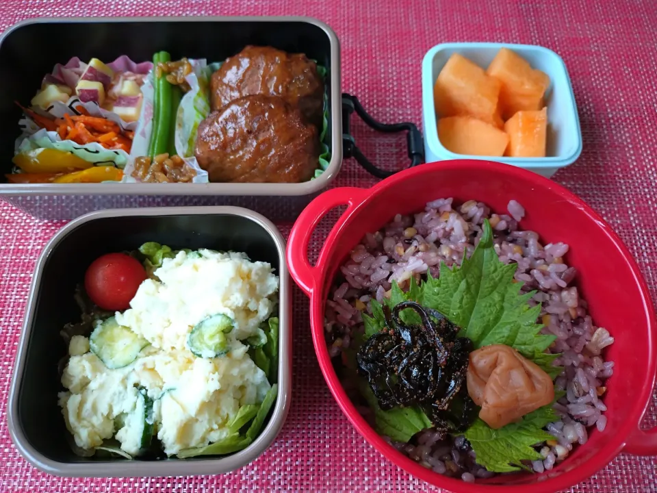 🍀7月8日(月)
ハンバーグ弁当

今日も暑そうです(^_^;)
こもち昆布と梅干しで
塩分チャージ🔥|ともちんさん