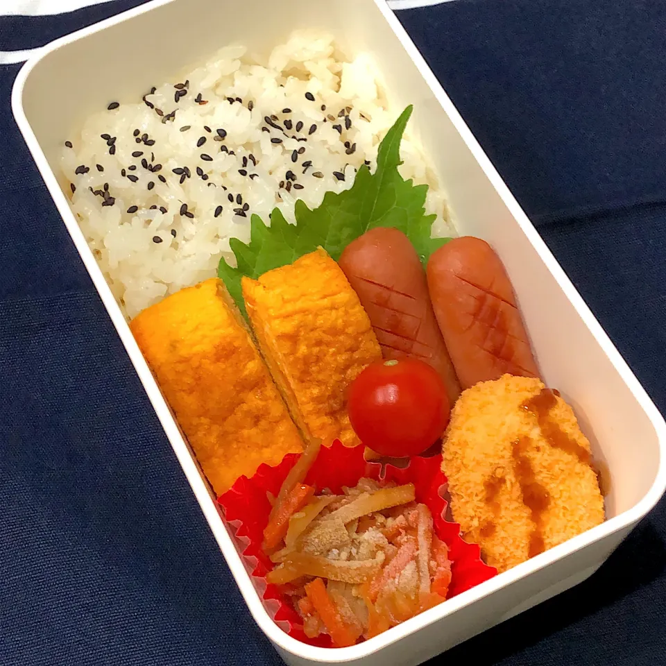 ごま塩ご飯、たまご焼き、ウインナー、きんぴらごぼう、コーンクリームコロッケ、ミニトマト|きらきらさん