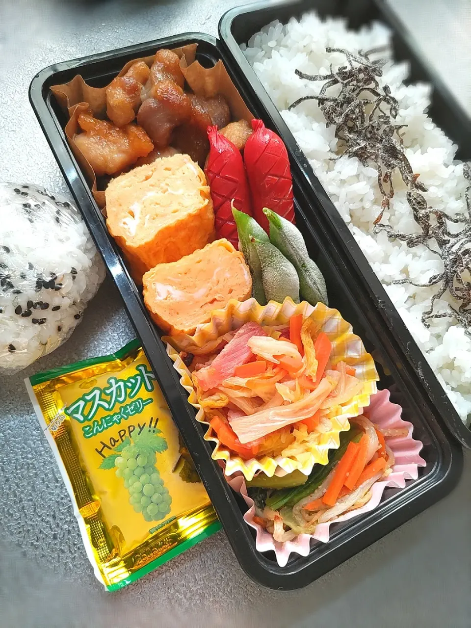 本日のお弁当
作り置き照焼きチキン
作り置きベーコン白菜炒め
作り置き青梗菜ナムル
毎日卵焼き
赤いウインナー
自然解凍枝豆|Kaoriさん