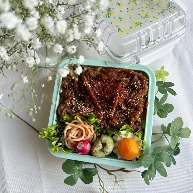 7/8❤︎主人のプルコギ焼肉丼弁当🌱

＊プルコギ焼肉丼
＊半熟たまご
＊ちくわの磯辺揚げ
＊ たらこパスタ
＊ほうれん草の胡麻和え|Makinsさん