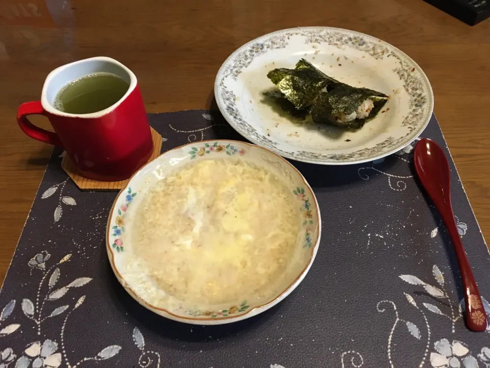 オートミール中華粥、おにぎり、熱い日本茶(朝ご飯)|enarinさん