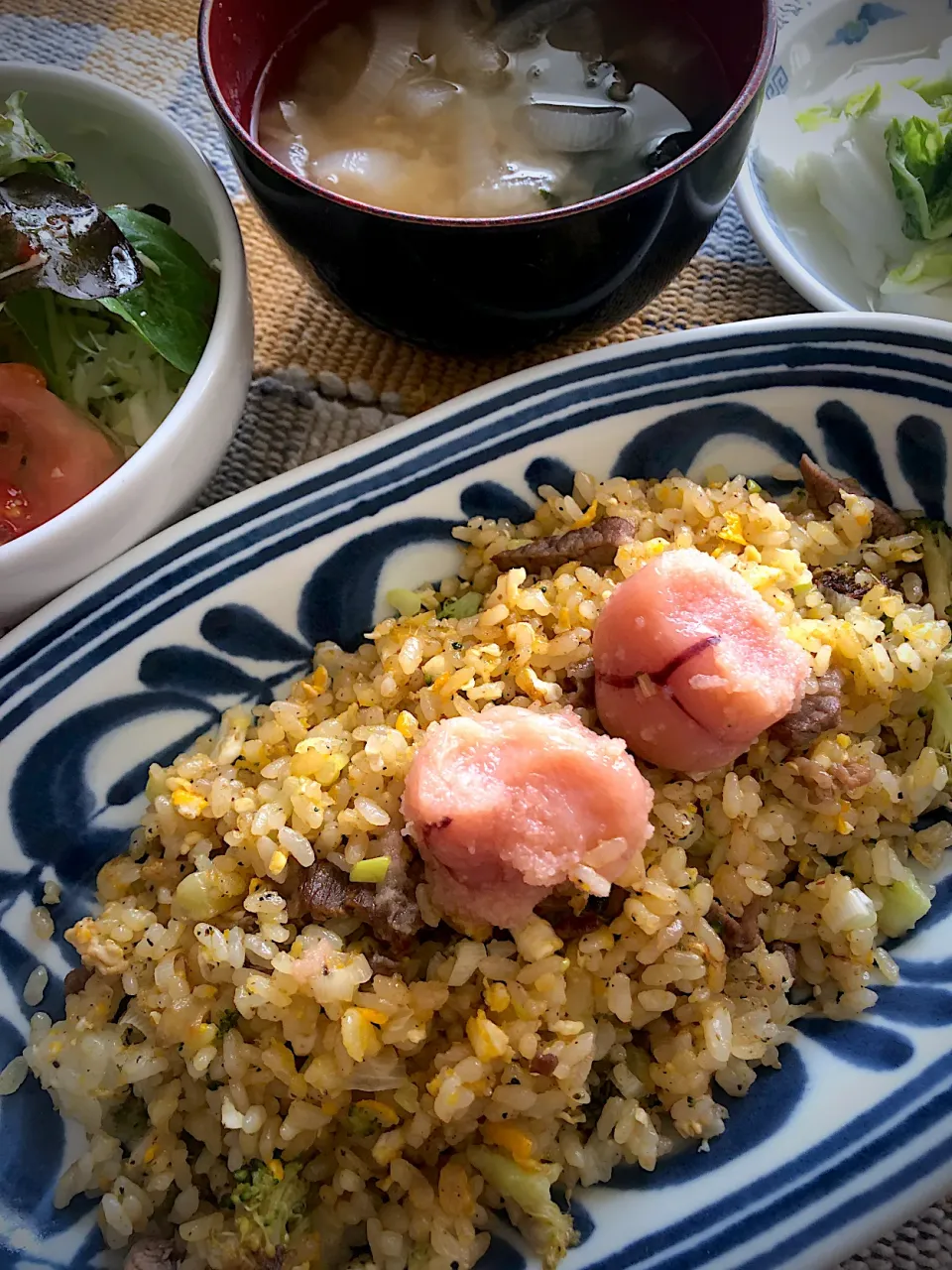 Snapdishの料理写真:牛カルビ肉とブロッコリーのチャーハン 明太子乗せ🙌|Tina Tomoko😋さん