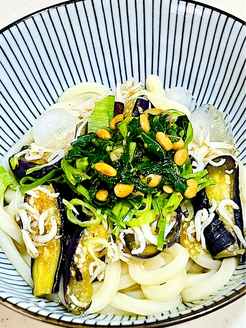 Snapdishの料理写真:茄子としらすとモロヘイヤ納豆のネバネバ冷やしうどん|sakieさん