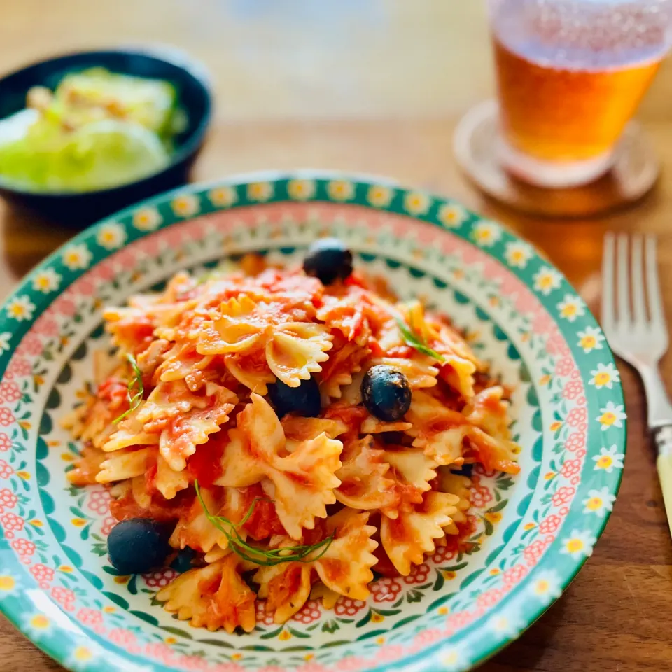 ツナ入り娼婦風パスタ（プッタネスカ ）🇮🇹 Farfalle alla puttanesca con tonno|アッコちゃん✨さん