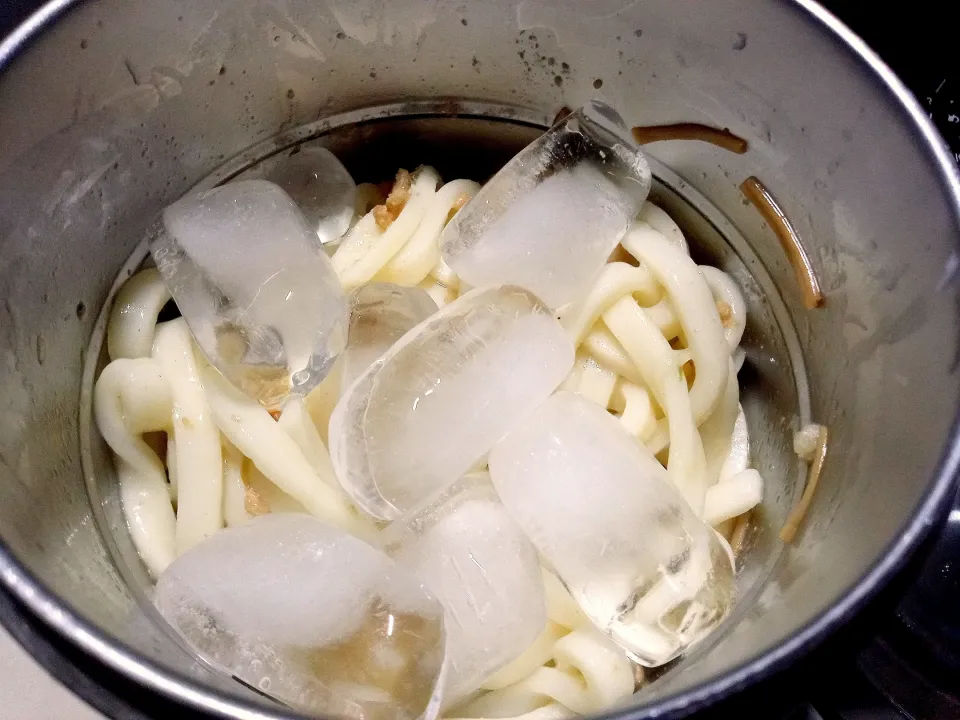 なめ茸と肉そぼろ入り胡麻ダレ冷やしうどん|darkbaronさん