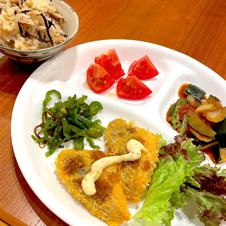 アジフライ　無限ピーマン　夏野菜甘味噌炒め　炊き込みご飯ご飯|とゆあさん