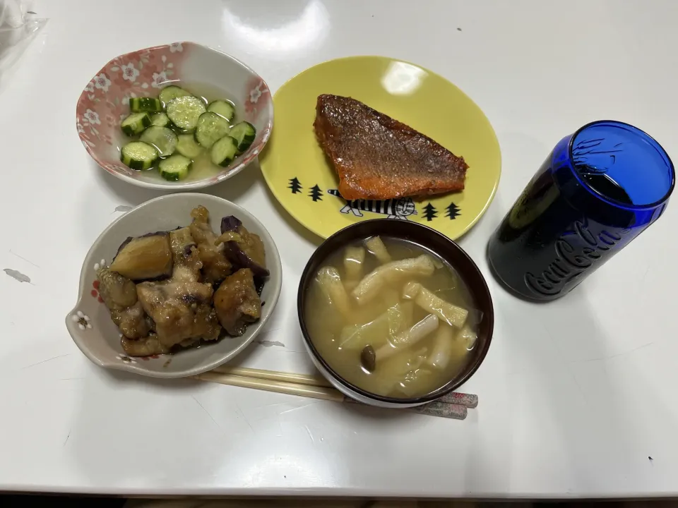 晩御飯☆赤魚みりん☆胡瓜の生姜酢☆鶏ももと揚げ茄子の甘酢炒め☆みそ汁（キャベツ・しめじ・揚げ）|Saharaさん