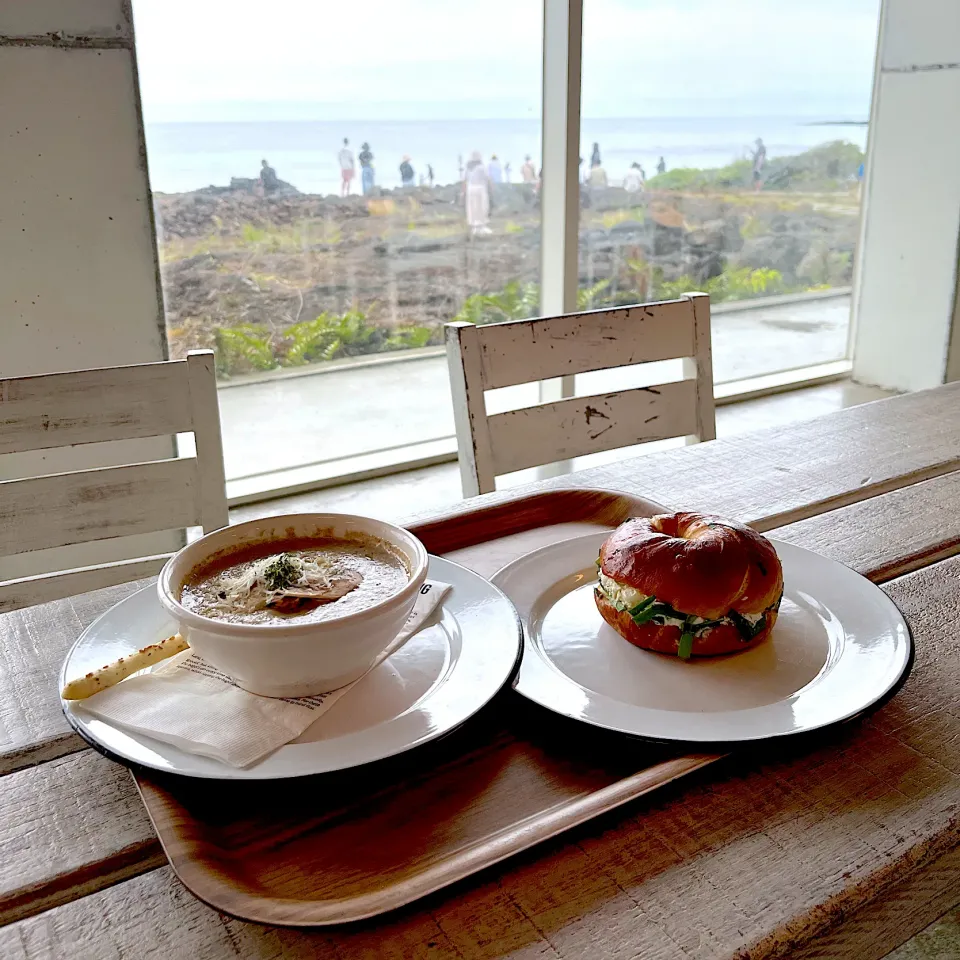 Spring onion pretzel bagel and mushroom soup|skyblueさん