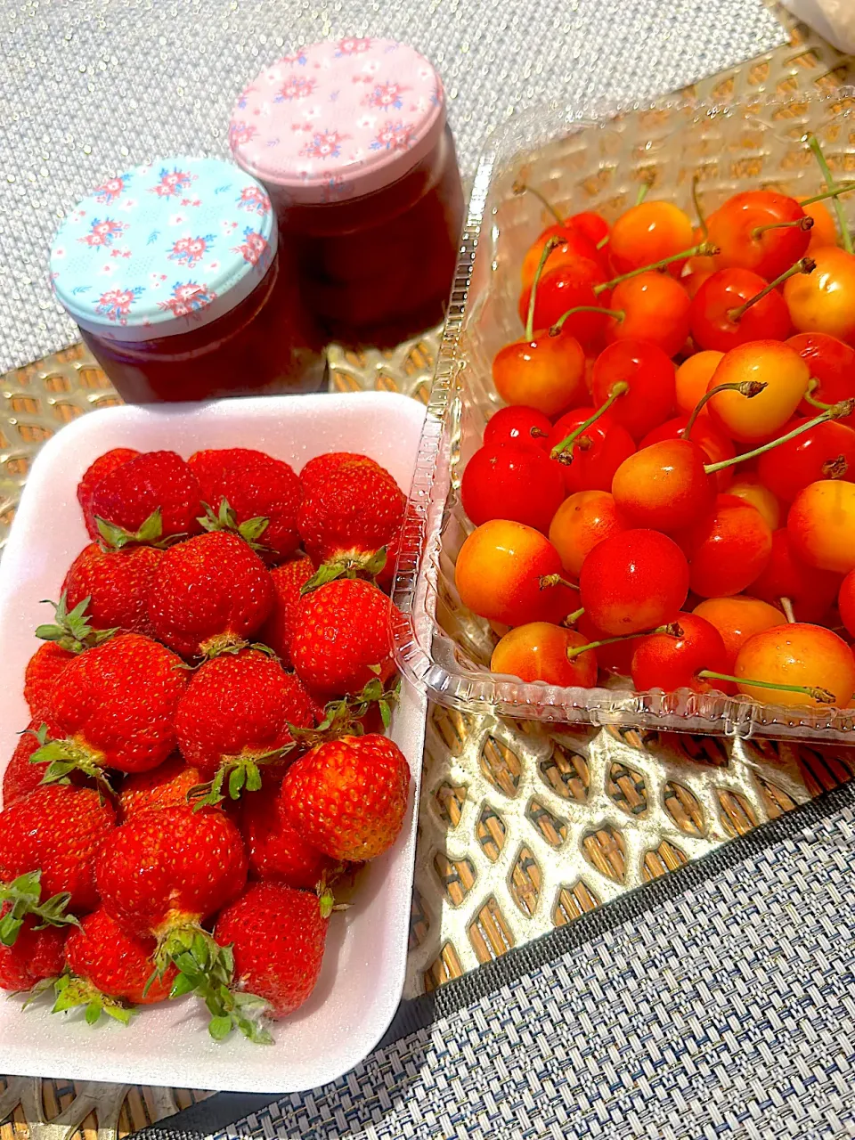 いただきもののさくらんぼといちご🍓最高に甘ーい　自家製のイチゴジャムもいただきました☺️|タマチャンフーズさん