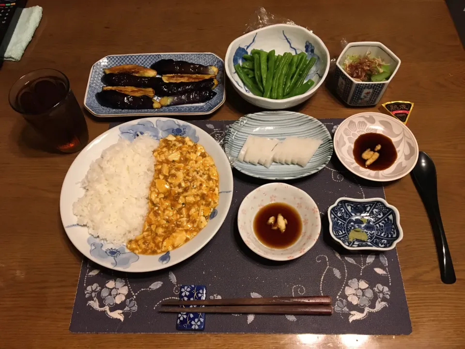 麻婆豆腐ライス、なすの素揚げ、茹でインゲン、板わさ、小松菜のお浸し、プロセスチーズ、烏龍茶(夕飯)|enarinさん