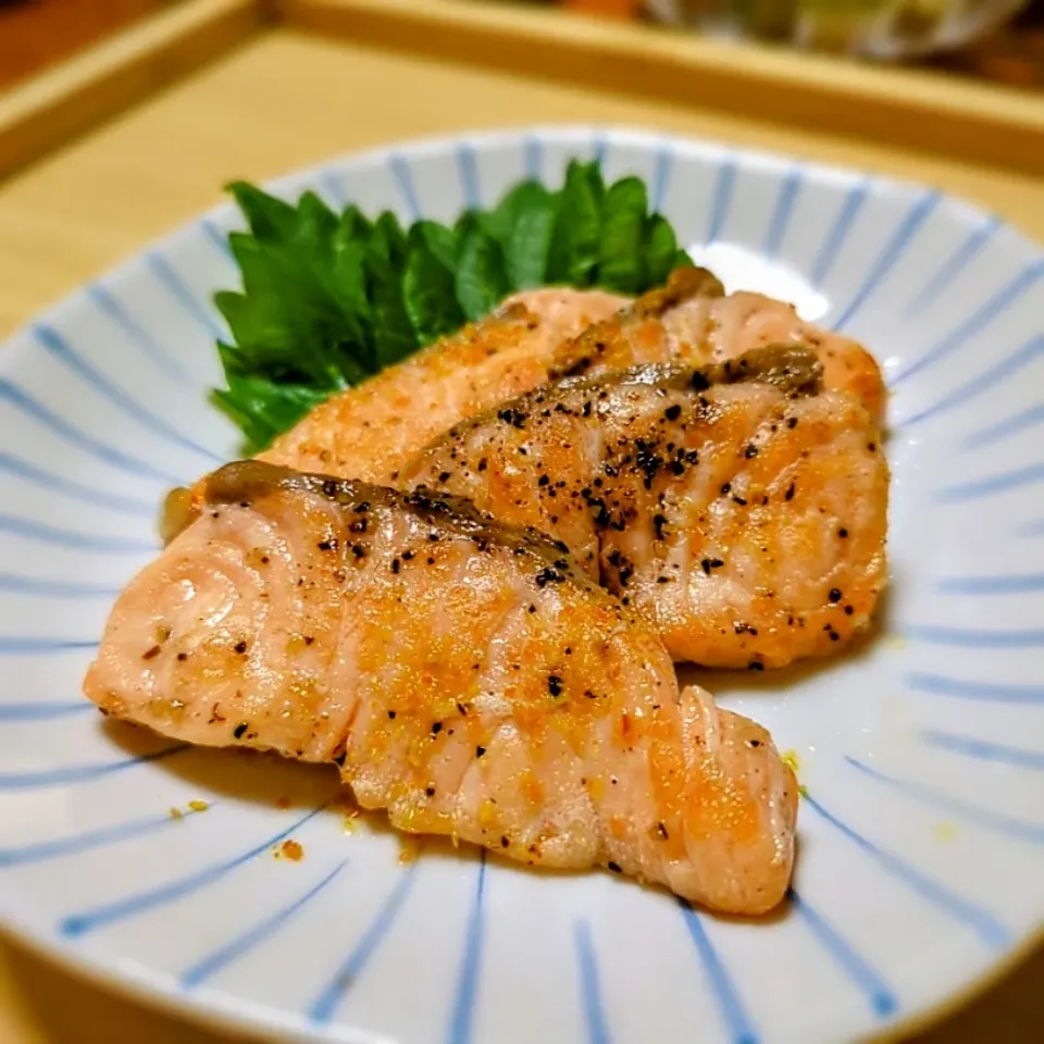 サーモンの京七味焼き🐟

アンチエイジングや美肌作りにかかせないサーモン✨

食欲が落ちがちな暑い夏でも箸が進むように、和のスパイスでアクセントを加えました☺

オリーブオイルと塩こしょうで漬け焼きしているので、脂身の少ない部位でもおいしくいただけます✨

お弁当やお酒のおつまみにも◎|森のごはん屋さんさん