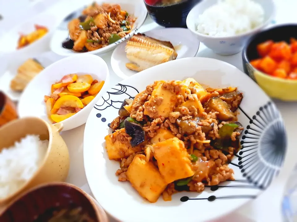 夕食(*ˊ˘ˋ*)
豚ひき肉と厚揚げと野菜の甘辛キムチ炒め(ナス、ピーマン)
ホッケ焼き
ズッキーニとベーコンのバター醤油炒め
カクテキ
おみそ汁(卵、ワカメ、海苔フレーク)|プリン☆さん