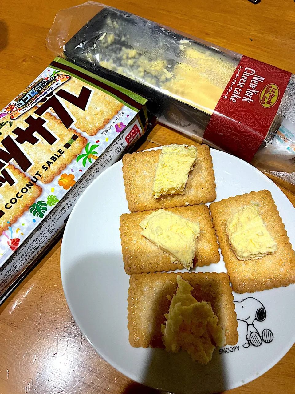 Snapdishの料理写真:ドラマ　セイレーンの懺悔 を観ながら #夜おやつ　NYチーズケーキon theココナッツサブレ|ms903さん