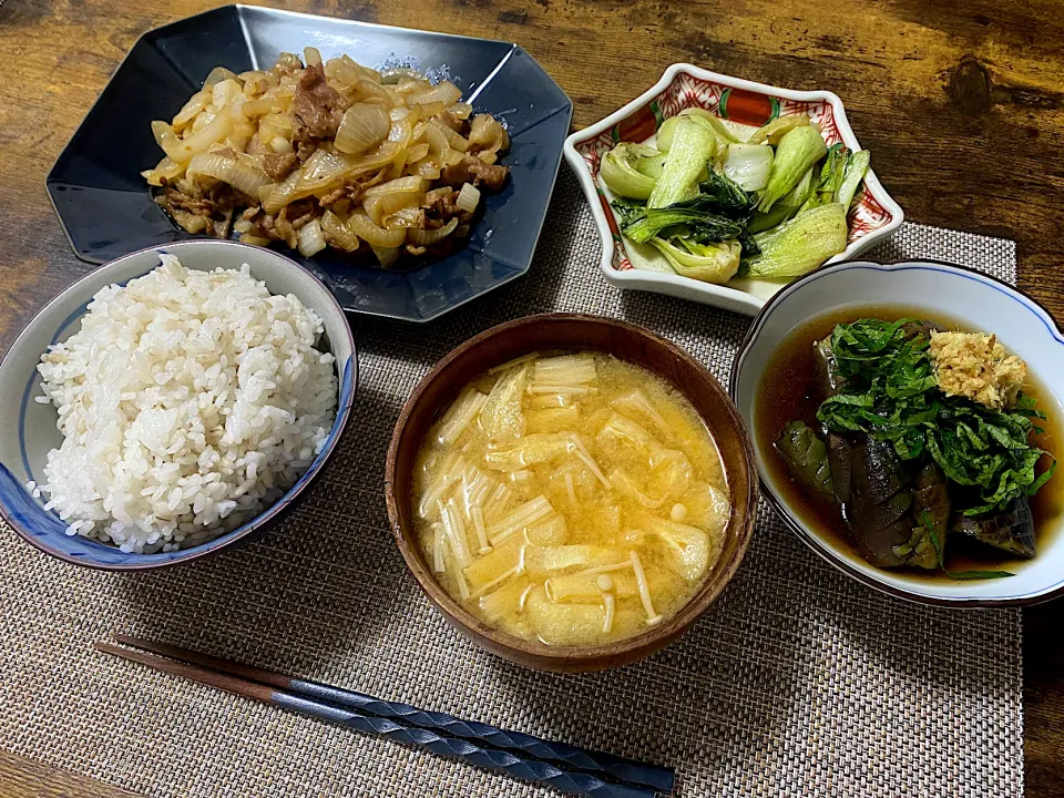 Snapdishの料理写真:豚肉と玉ねぎのポン酢炒め　ナスの煮浸し　青梗菜のガーリック炒め物　麦ご飯　味噌汁|♡misaki♡さん