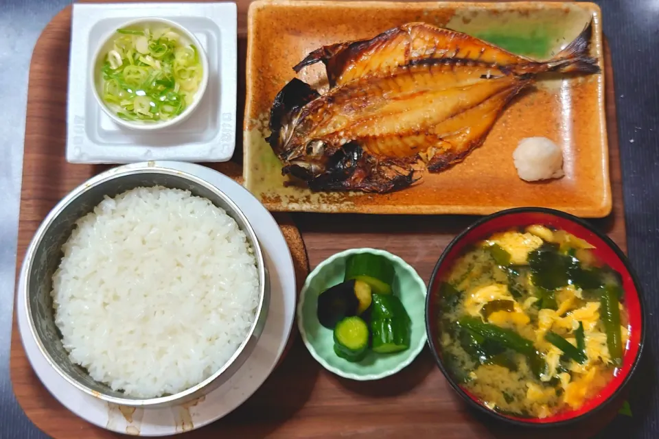 今日の朝ごはん（釜炊きごはん（石垣島産ちゅらひかり）、あじの開き、納豆、ニラと卵のみそ汁、きゅうりとなすの漬物。）|Mars＠釜飯作り研究中さん