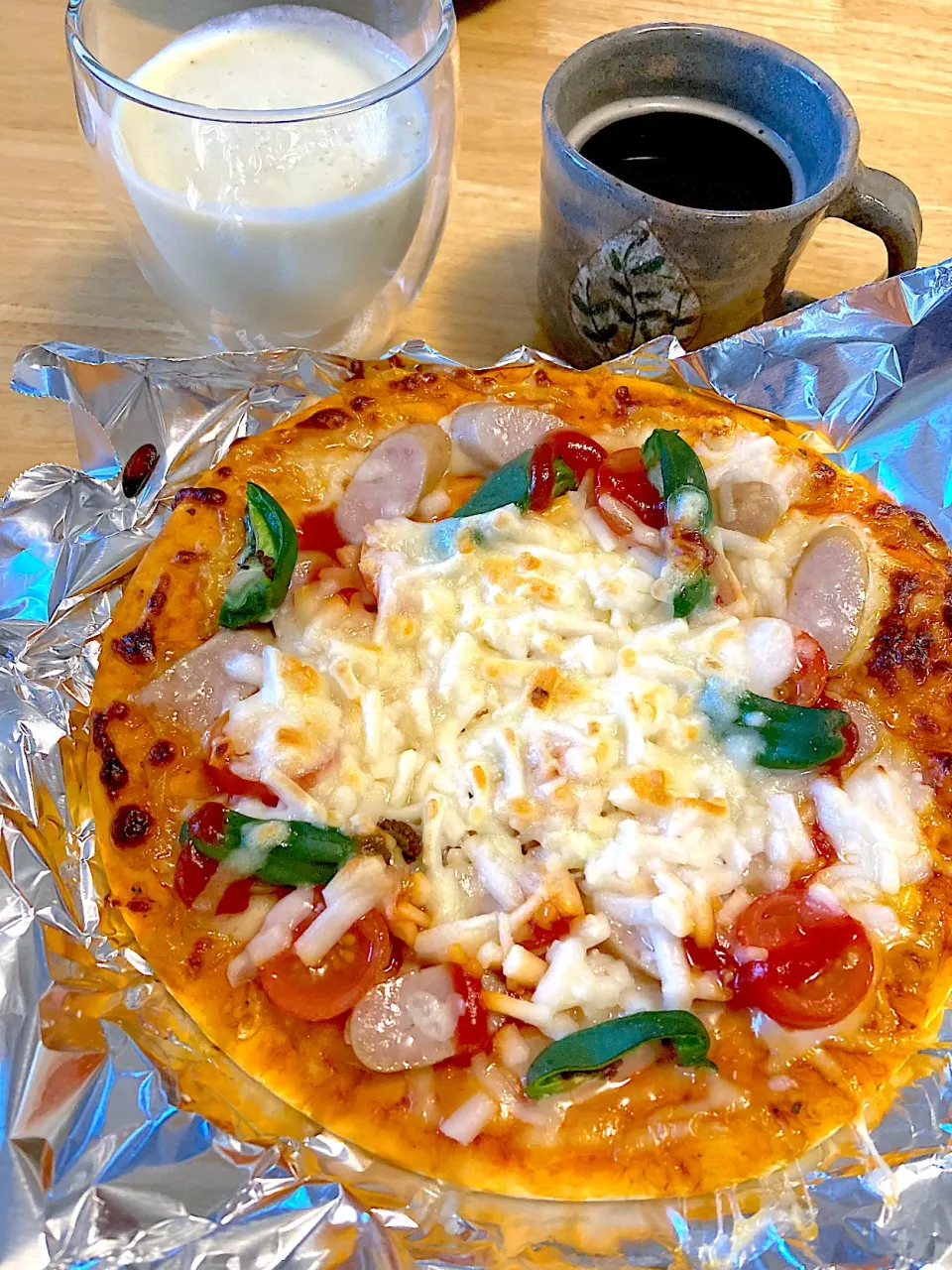 冷凍ピザ生地に具を乗せるだけの簡単ピザ🍕|さくたえさん