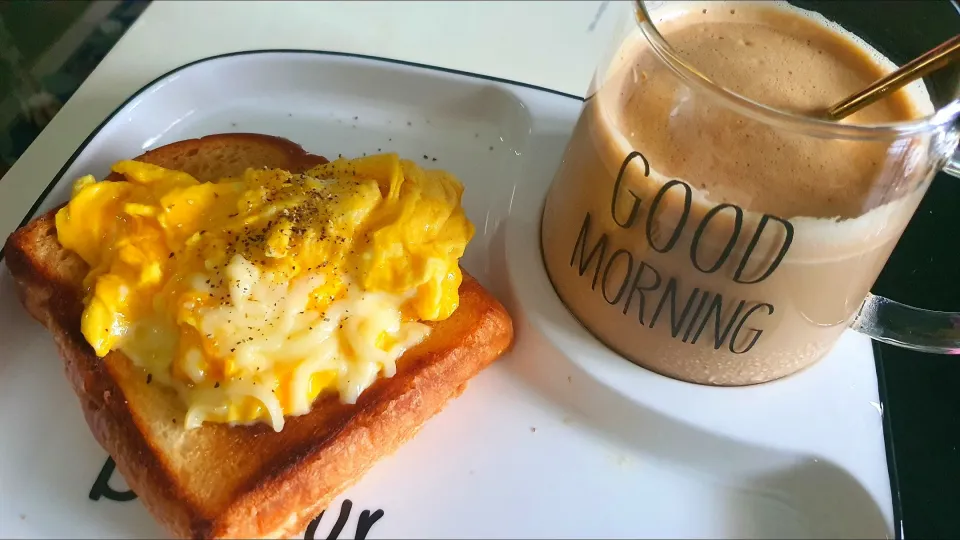 Shokupan with scrambled eggs mozarella 🧀 + latté 😋😋😋🥰🥰🥰😋😋😋
simple delicious breakfast 💁‍♀️🙋‍♀️🤗|🌷lynnlicious🌷さん