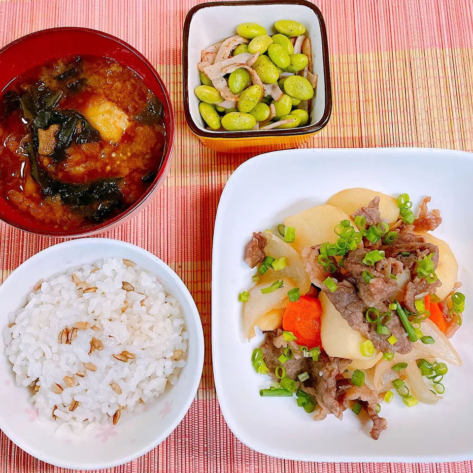 肉じゃが♡枝豆ハム炒め♡お味噌汁♡|まゆかさん