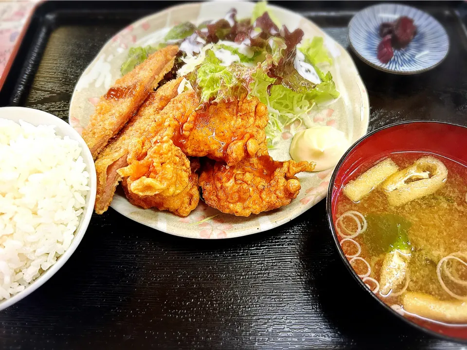 日替り定食A（とりむね肉唐揚とハムカツのダブル定食） ¥730|Blue Moon Caféさん