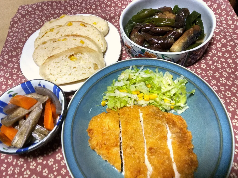 夜ご飯。チキンカツ、その他。カツ食べたらうどんも食べたくなりました。



|りささん