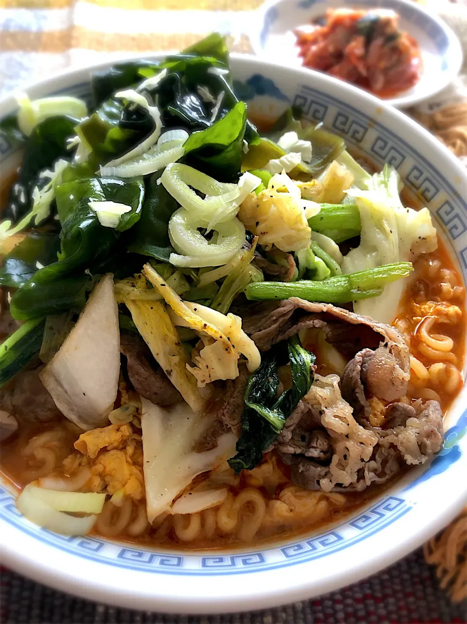 肉野菜炒めとワカメ乗せ辛ラーメン☺️|Tina Tomoko😋さん