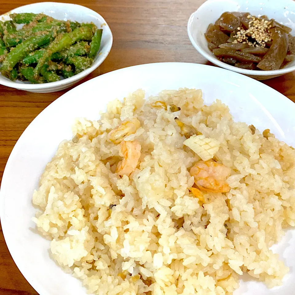 今夜の夕飯。小4次男に四合の洗米を頼んだら、間違えて８合にしちゃった！との事で明日の朝ご飯もシーフードピラフに決定。|りえはるさん