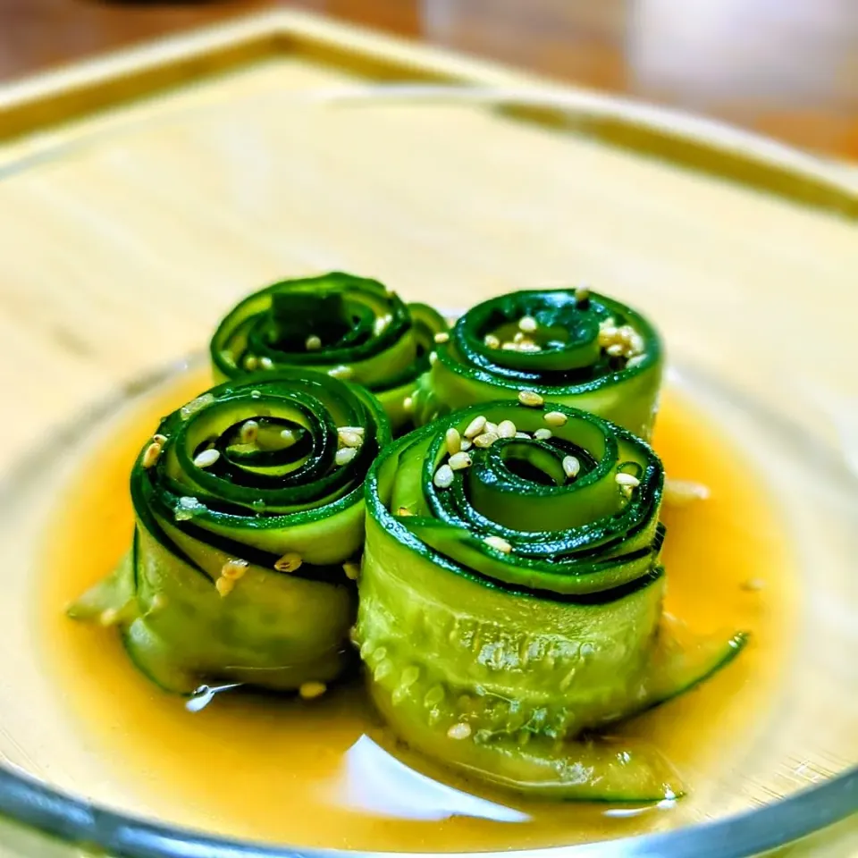 ぎんさんの料理 胡瓜の漬け

ザクッと繊細な食感がたまらないっ🥒✨

いくつでも食べられちゃう、旬のきゅうりのみずみずしさが生きる即席漬けです☺

ランダムな食感の違いを楽しむために、キャベツ用ピーラーで剥くのがポイント🎶

本日は和のサイドメニューにも添えたかったので、コチュジャン抜きの梅酢verで☺

白だしに鷹の爪なんかもいいなと思いました🌳

とてもおいしかったです✨
ごちそうさまでした～☺

|森のごはん屋さんさん