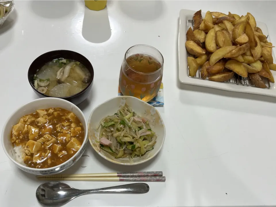 Snapdishの料理写真:晩御飯☆フライドポテト☆中華サラダ（もやし・胡瓜・ハム）☆麻婆豆腐丼☆みそ汁（大根・しめじ・ワカメミックス）|Saharaさん