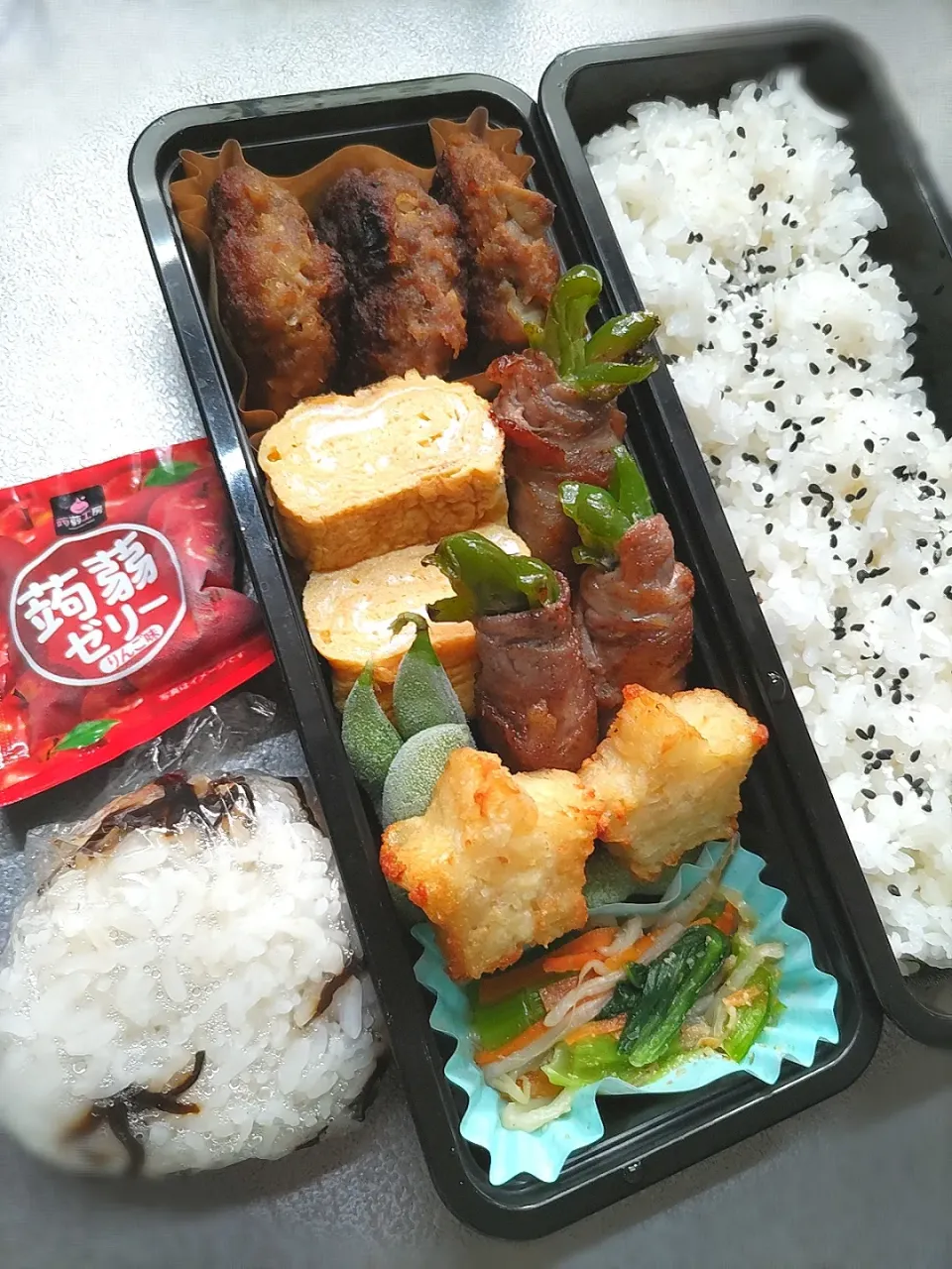 Snapdishの料理写真:本日のお弁当
米粉入りハンバーグ
ピーマン豚巻き
毎日卵焼き
作り置き青梗菜ナムル
星型ハッシュポテト
自然解凍枝豆|Kaoriさん