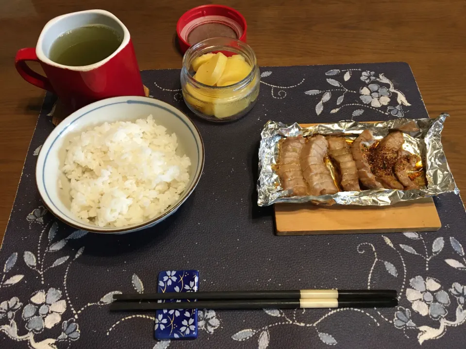 Snapdishの料理写真:ご飯、鮪ソテー、沢庵、熱い日本茶(朝ご飯)|enarinさん