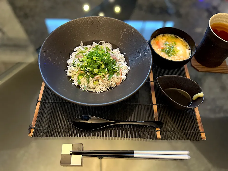 休日の朝ごはん🍚✨

先日いただいた日の出新味料を使って、しらす丼のたれを✨

⚫︎しらす丼
⚫︎月見お味噌汁
⚫︎ルイボスティー🫖|yokoさん