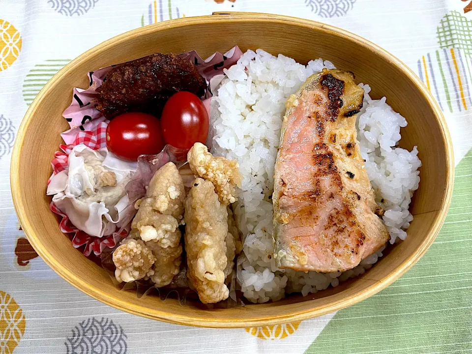 鮭の塩麹焼、唐揚、シウマイ、味噌カツ🍱|なお🅿️さん