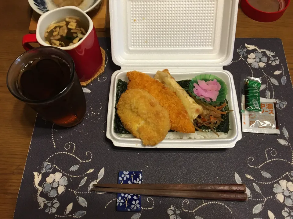 Snapdishの料理写真:のりコロ弁当、鰹風味の沢庵、カットワカメ＆フライドガーリック＆フライドレッドオニオン入りタマネギスープ、烏龍茶(どんどん弁当、昼飯)|enarinさん