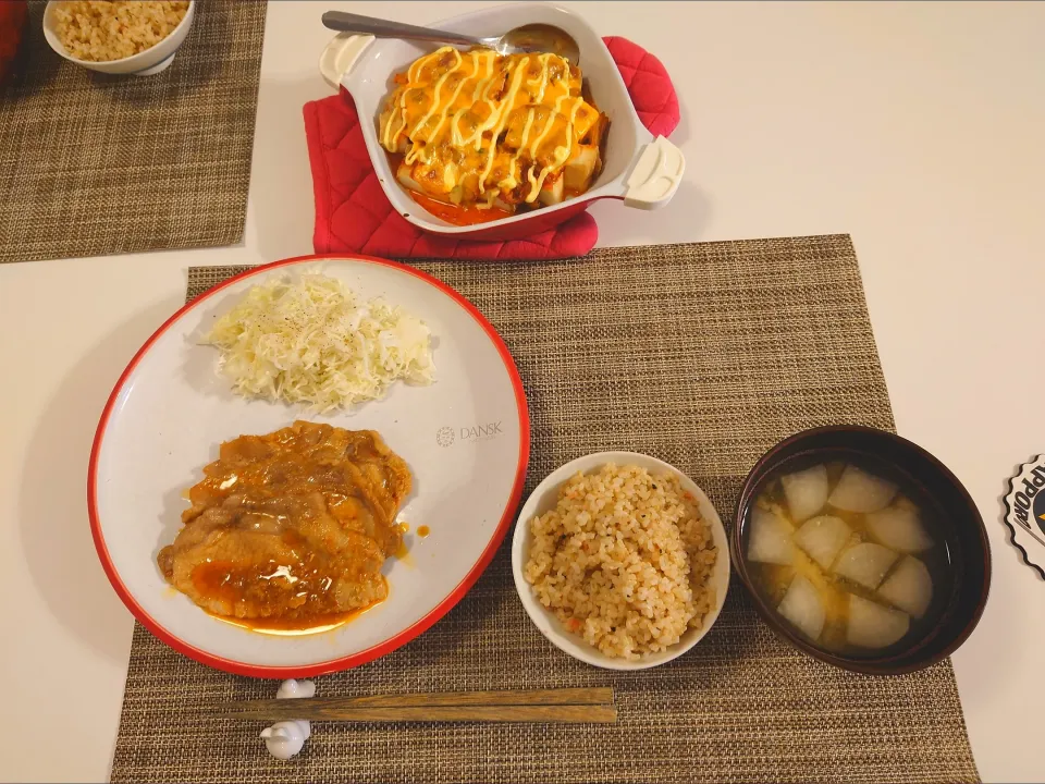 今日の夕食　豚ロースの香味ソース焼き、厚揚げのキムチチーズ焼き、大根とわかめの味噌汁|pinknari🐰🌈さん