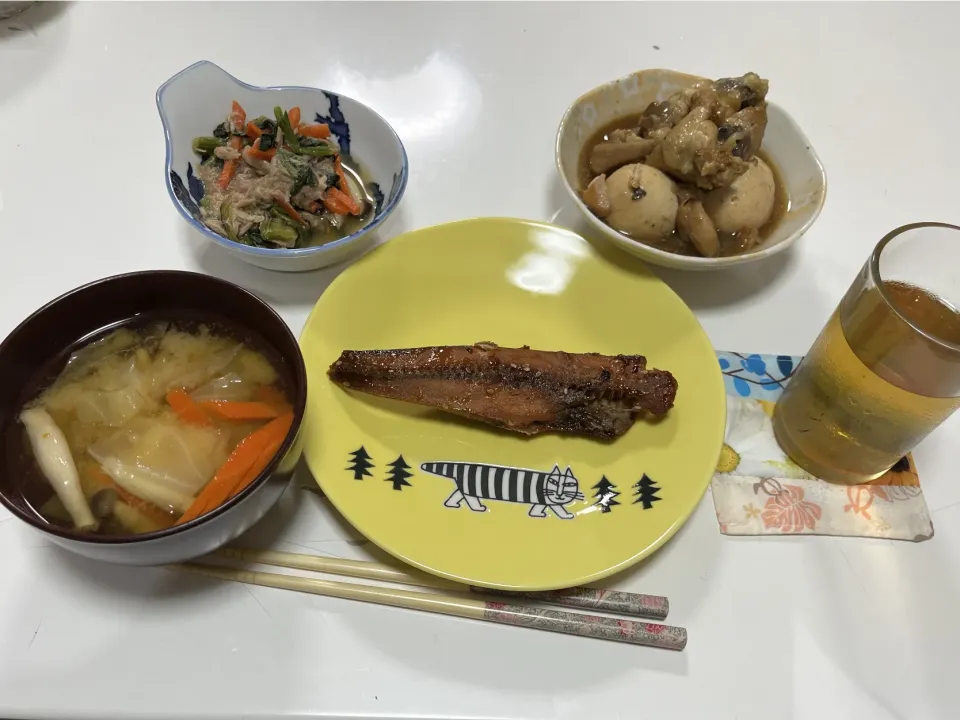 晩御飯☆レンジで煮浸し（冷凍ほうれん草・ツナ水煮・人参・しめじ）☆ほっけみりん☆手羽元と卵の酸っぱ煮☆みそ汁（キャベツ・人参・しめじ）今日は次男にご飯炊いてもらったよ🤪|Saharaさん