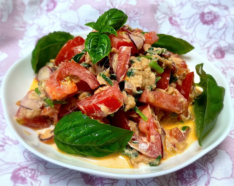 トマトツナサラダにラディッシュ少々🥗|ちゃっぴ〜さん