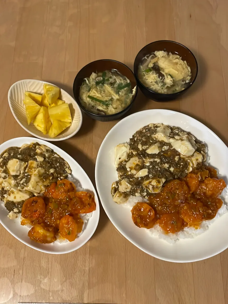 Snapdishの料理写真:エビチリ&麻婆丼　ニラ玉スープ　パイナップル|そのみさん