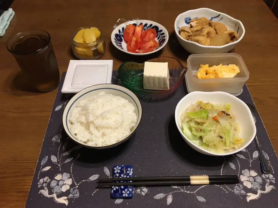 ご飯、塩だれ春雨、大根と油揚げの煮物、納豆、トマト、冷奴、六条麦茶、手作りバニラアイスクリーム(夕飯)|enarinさん