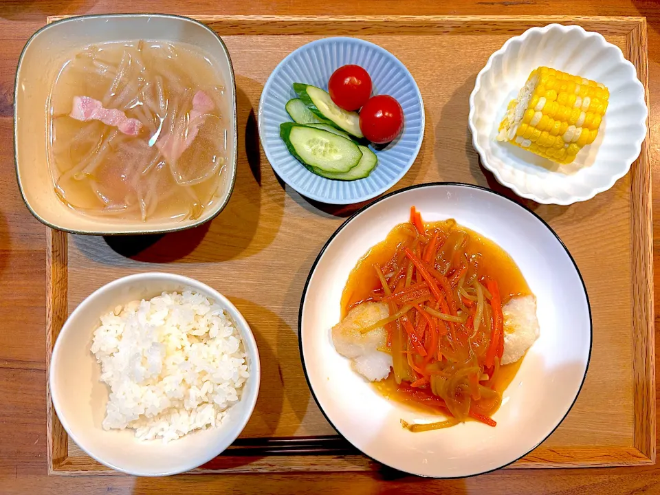 今日の夜ご飯(タラの野菜あんかけ、ミニサラダ、とうもろこし、もやしスープ)|cocomikaさん