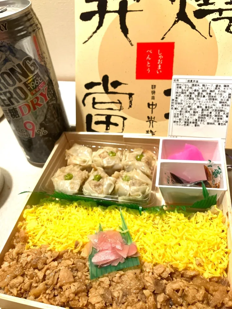 ある日のビジホ1人呑み弁当🍱 シャオマイ弁当 大正2年初めてかしわ飯を販売した創業100年の鳥栖駅【中央軒】シャオマイは昭和31年〰️ 九州名物かしわ飯と長崎名物シャオマイが一緒に楽しめる幸せ弁当🍱|🐈⸒⸒⸒⸒つるのダンス🐈🐾さん