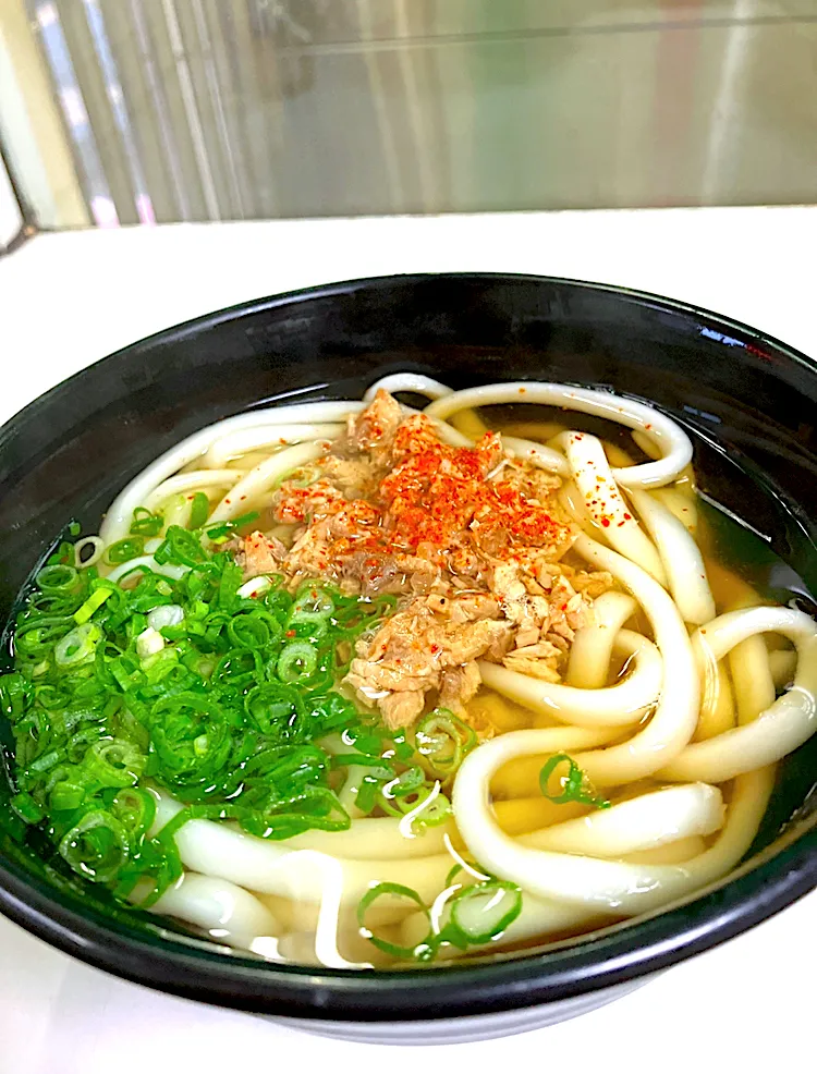 Snapdishの料理写真:鳥栖駅 立ち食いそば・うどん店 【かしわうどん】 もちろんこしなしツルリん麺❤️|🐈⸒⸒⸒⸒つるのダンス🐈🐾さん