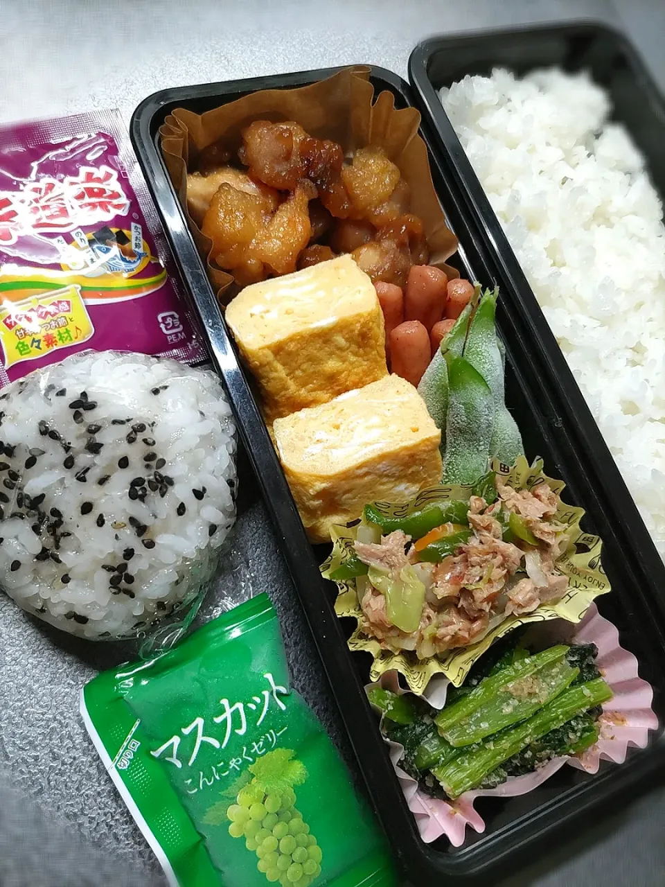 Snapdishの料理写真:本日のお弁当
作り置き照焼きチキン
ポークビッツ
キャベツピーマンツナ和風ナムル
作り置き小松菜胡麻和え
毎日卵焼き
自然解凍枝豆|Kaoriさん