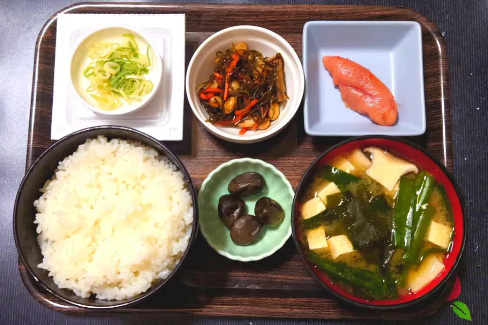 今日の朝ごはん（ごはんは新潟県産ミルキークイーン、辛子明太子、切り昆布煮、納豆、ニラとエリンギのみそ汁、小なす漬）|Mars＠釜飯作り研究中さん